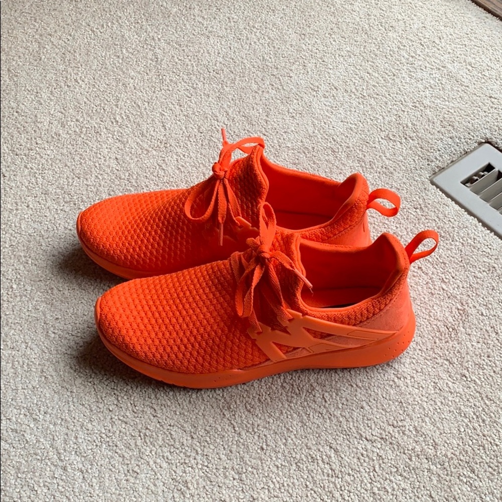 Tennis shoes